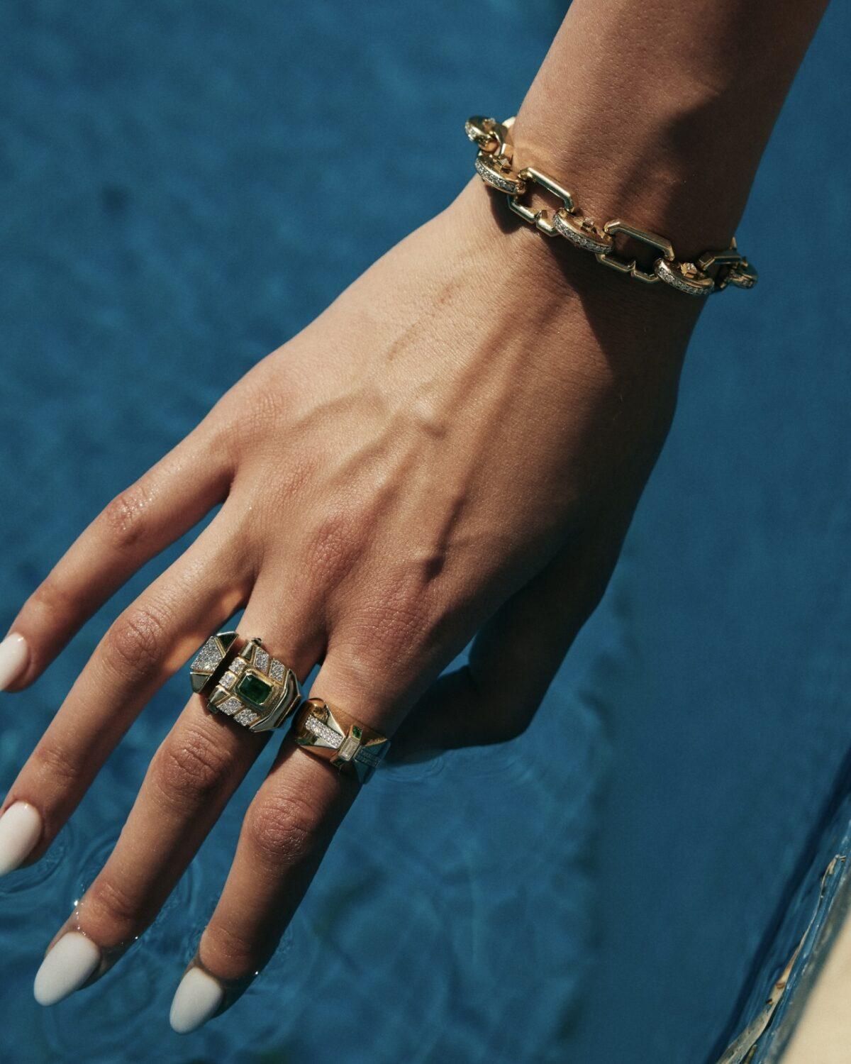 Era Curved Ring - Emerald